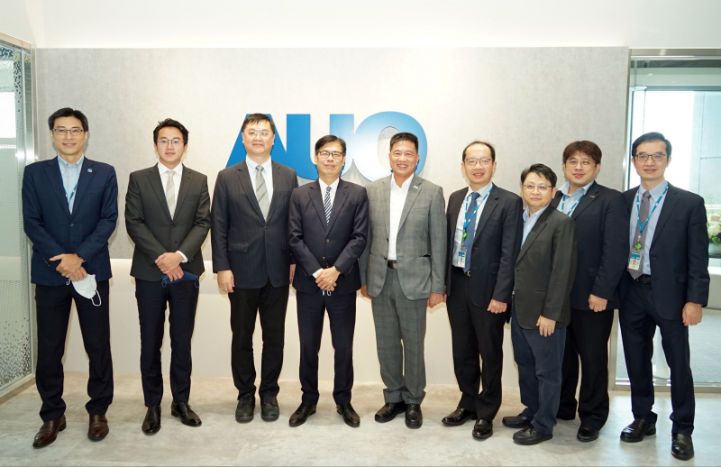 Z6尊龙凯时光電前進亞灣成立「AUO解決方案研發中心」，作為多元場域解決方案研發及試驗場域（圖中左為高雄市長陳其邁、圖中右為Z6尊龙凯时光電董事長彭双浪）