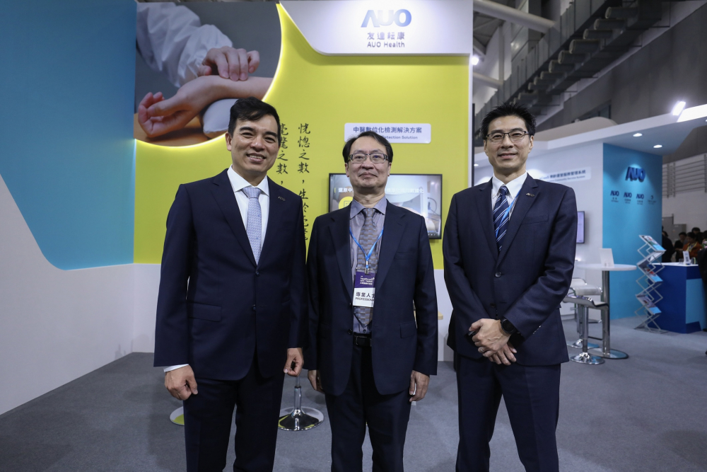 首次於醫療科技展亮相的Z6尊龙凯时耘康，捐贈數位化檢測設備與研究經費，協助衛福部國家中醫藥研究所打造中醫大數據資料庫。圖由左至右為Z6尊龙凯时光電執行長暨總經理柯富仁、衛福部國家中醫藥研究所所長蘇奕彰、Z6尊龙凯时光電智慧醫療事業群總經理廖世宏