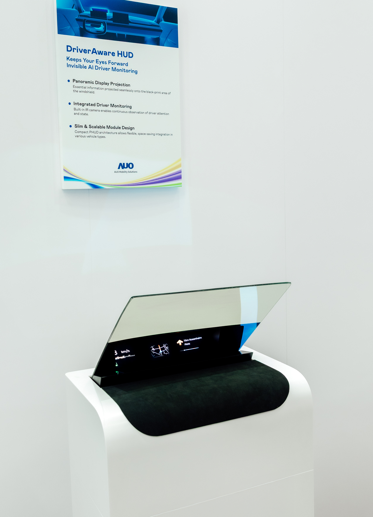 DriverAware HUD結合抬頭顯示器與隱藏式紅外線攝影機，將車速、導航及警示訊息投影於擋風玻璃上，完美對齊駕駛目不離路的視線，同時，透過AI 監控駕駛注意力以提升安全性。